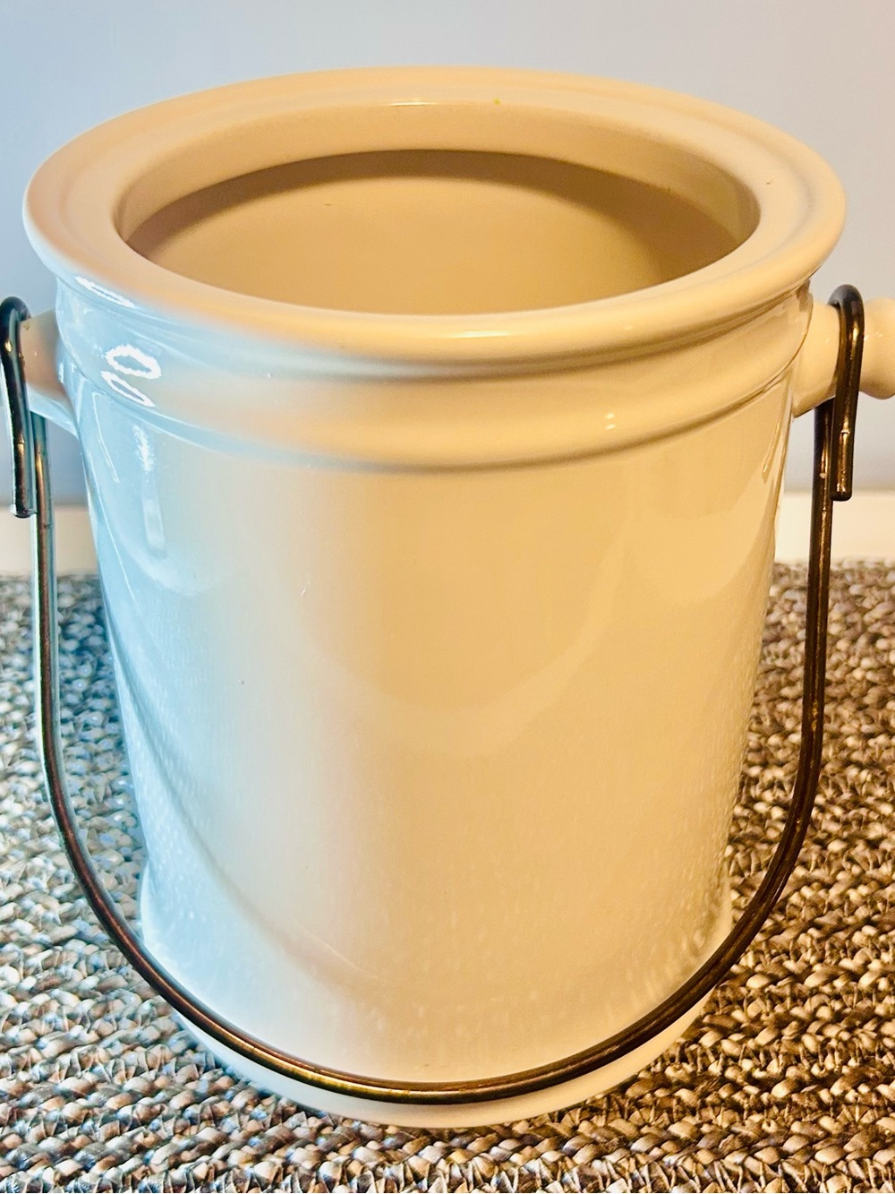 Anchor Hocking White Ceramic Crock/Wine Cooler with Metal Handle